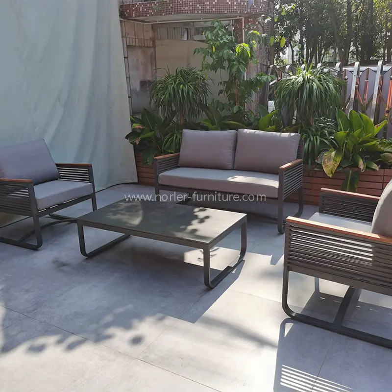 Neuestes Aluminiumrahmen im Freien aus Aluminium -Teakholz -Armlehnen -Sofa